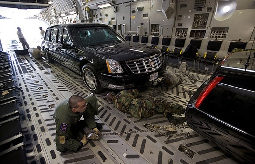 Antiga limusine presidencial é embarcada em um Boeing C-17 Globemaster III (Foto: Wikicommons/Reprodução) — Foto: Auto Esporte