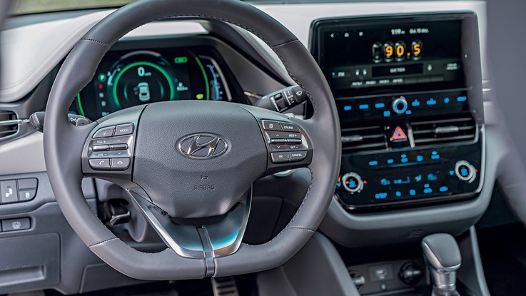 Hyundai Ioniq - Interior lembra um HB20 mais refinado, com tela central flutuante. 