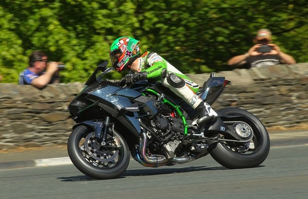 Kawasaki H2R quebra recorde mundial de velocidade a 331 km/h na