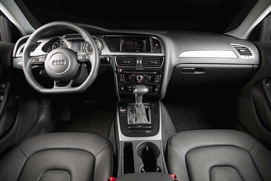 O interior tem revestimento em couro e volante multifuncional esportivo de boa pegada