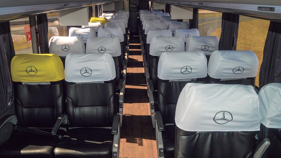 O Mercedes O 500 RSD 6X2 tem capacidade para até 60 passageiros — Foto: André Schaun