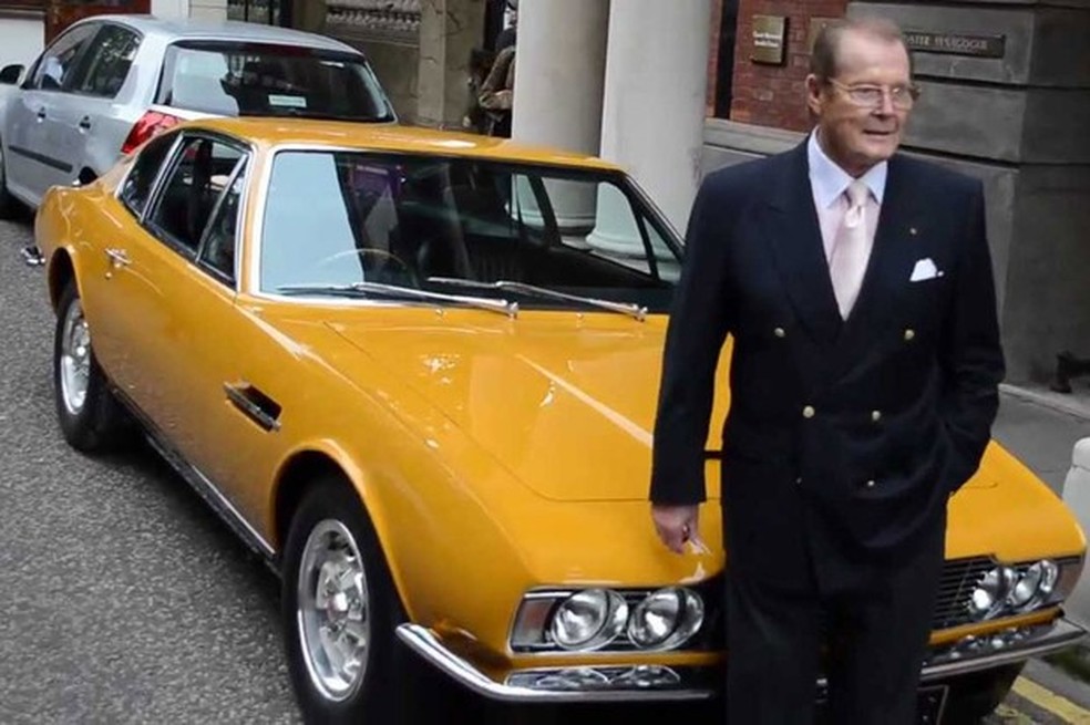 A Aston Martin chegou a restaurar inteiramente o DBS, Moore parece ter gostado (Foto: Reprodução/Ooblimey/Youtube) — Foto: Auto Esporte