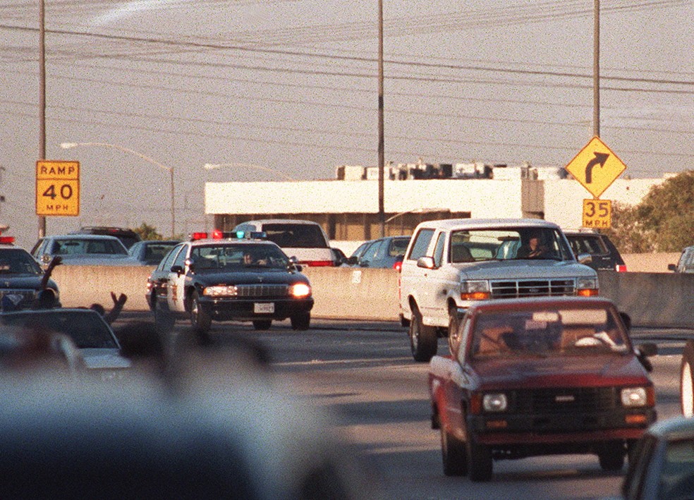 Ford Bronco branco (dir.) usado na fuga de OJ Simpson em 1994 — Foto: Mike Nelson/AFP/Arquivo