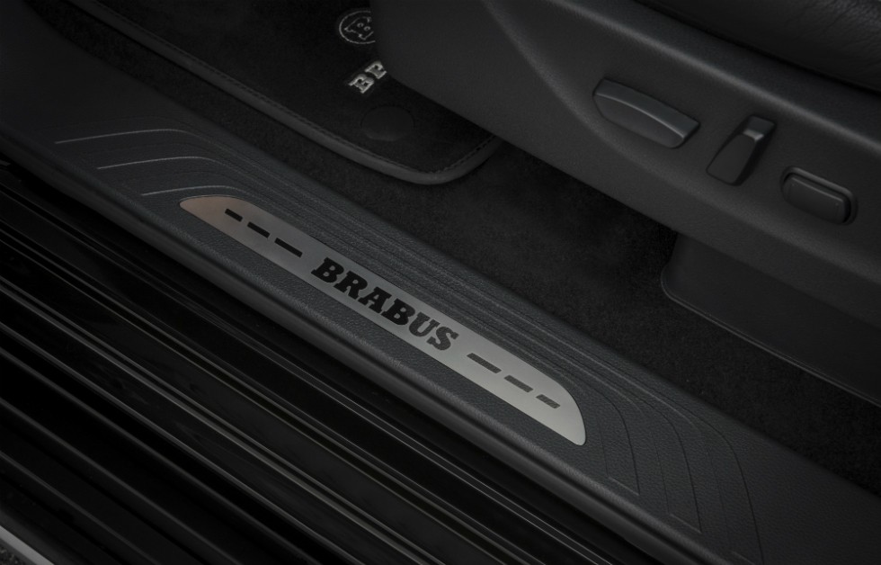 Interior da Classe X detalhado com logo da Brabus 