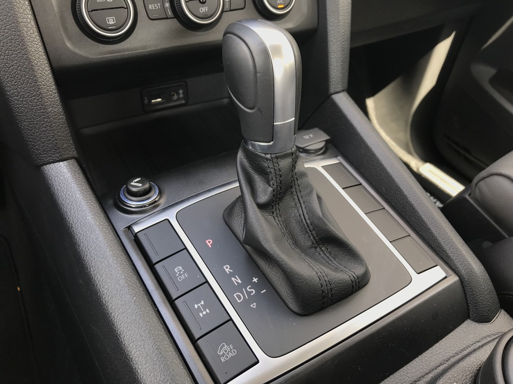 Amarok possui tração 4x4 permanente; por isso, não há seletores — Foto: André Paixão/G1