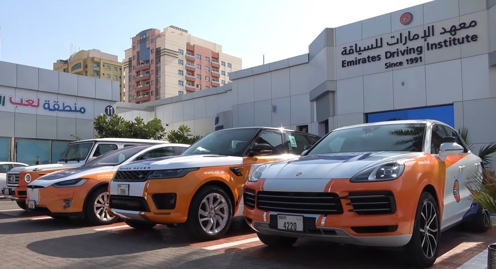O mercado automotivo de Dubai é tão peculiar que até na autoescola os carros são exclusivos  — Foto: Reprodução/Youtube/Supercar Blondie