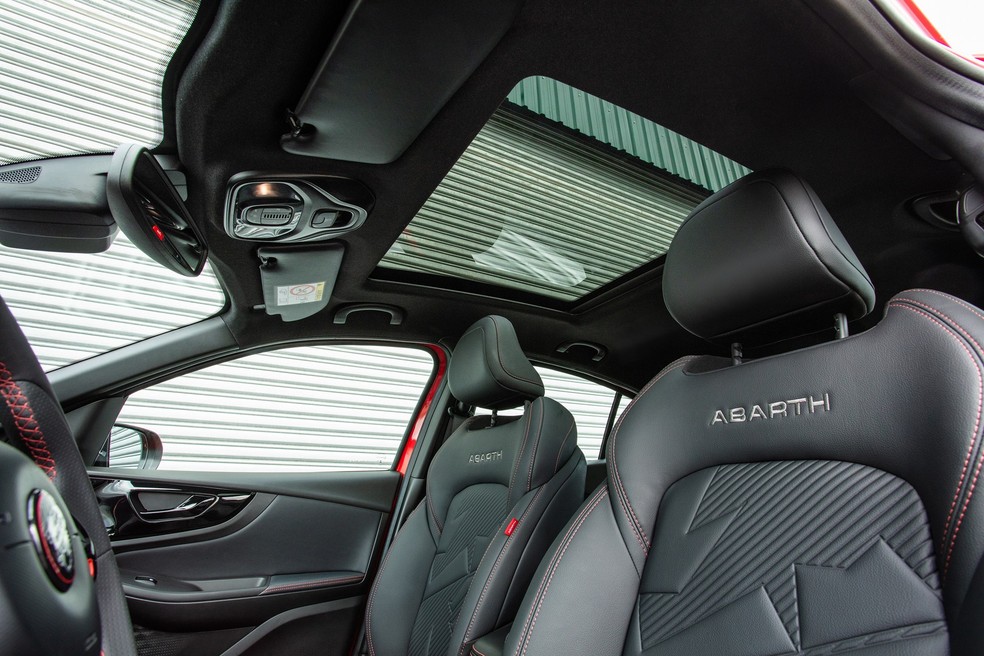 Fiat Fastback Abarth é equipado com teto solar e bancos com detalhes exclusivos — Foto: Divulgação