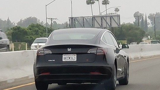 Dono põe emblemas do Honda Civic Si no sedã elétrico Tesla Model 3