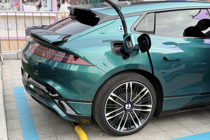 Carregador da BYD com 1.500 kW de potência