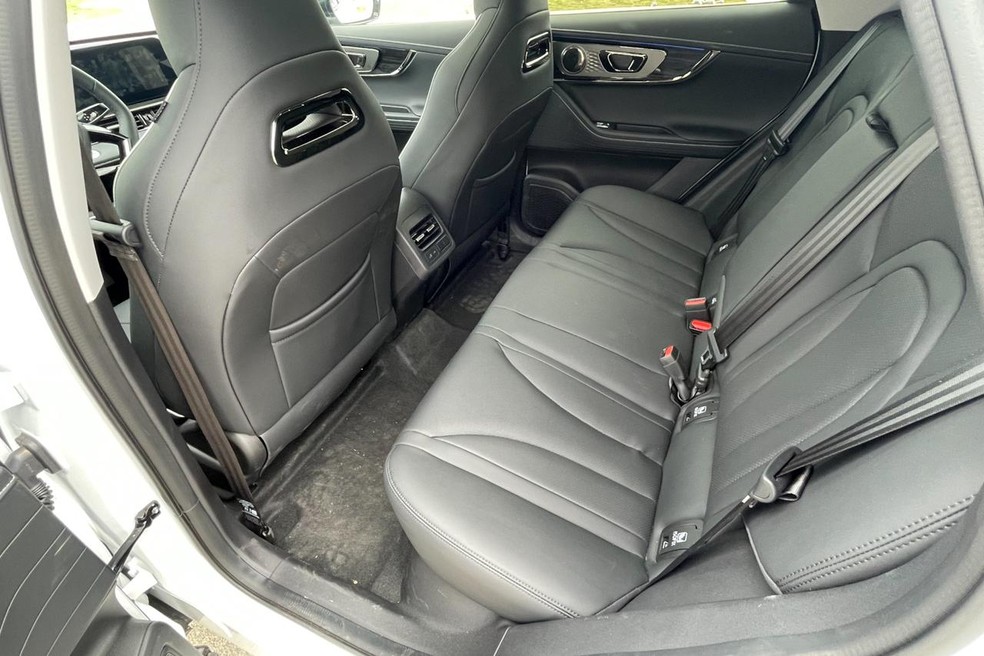 Omoda 5 2025 tem espaço interno condizente com a categoria; saídas de ar-condicionado deixam o trajeto mais confortável — Foto: Cauê Lira/Auto News Brasil