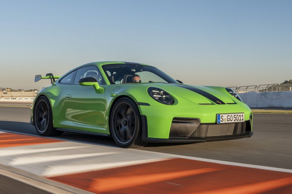 Porsche 911 GT3 tem a opção do pacote Weissach, com rodas de magnésio e freios de corrida  — Foto: Divulgação