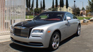 Desde o Camargue feito pela Pininfarina que a Rolls não apresentava um cupê tão chamativo