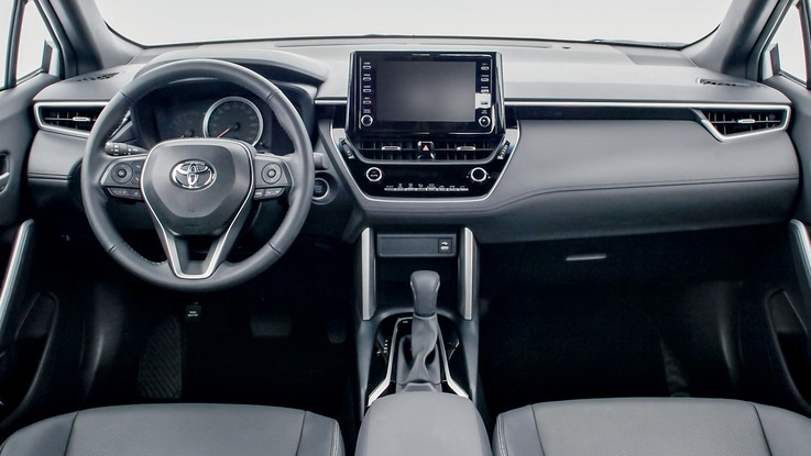 Toyota Corolla Cross XRE - Interior do Corolla Cross é clássico, mas parece antiquado se comparado ao Taos tanto no painel como na central multimídia