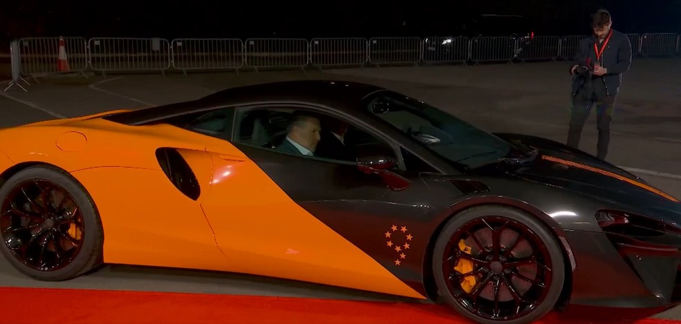 Verstappen chega a evento da F1 com Honda NSX que Senna ajudou a criar