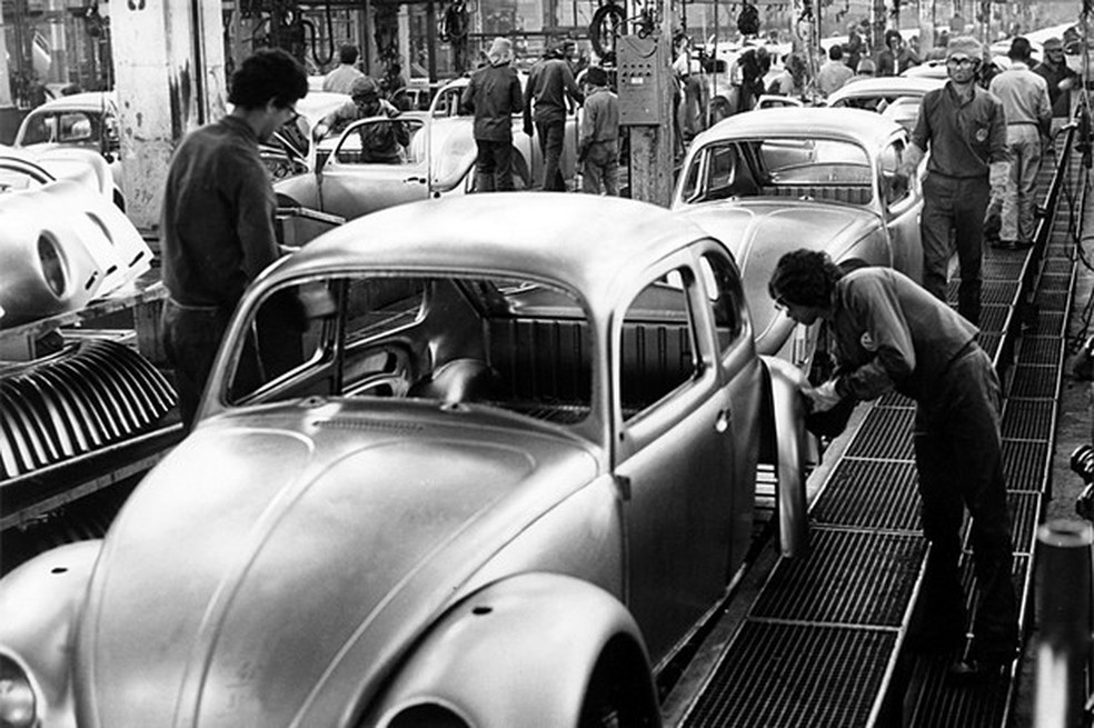 Funcionários da Volkswagen na linha de montagem do Fusca (Foto: Volkswagen do Brasil) — Foto: Auto Esporte
