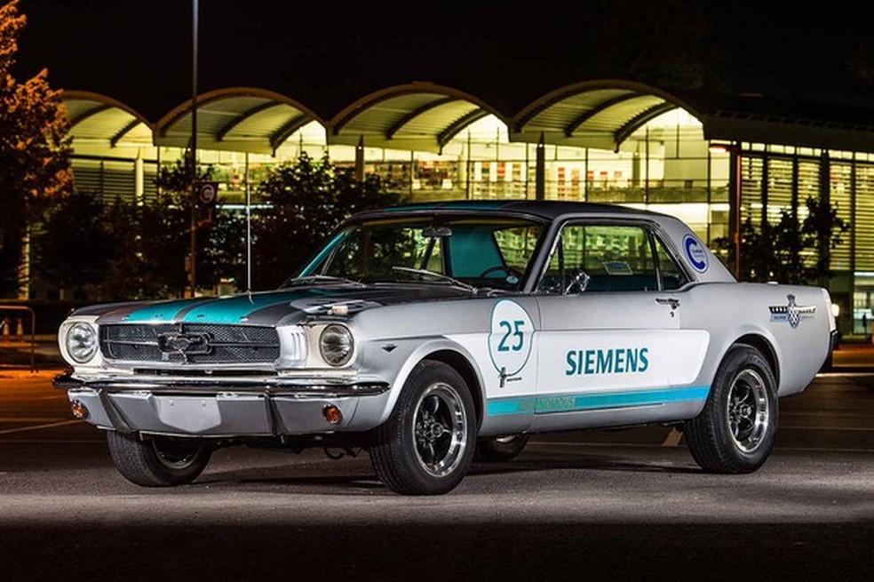 Ford Mustang 1965 recebeu sistema autônomo da Siemens (Foto: Divulgação) — Foto: Auto Esporte