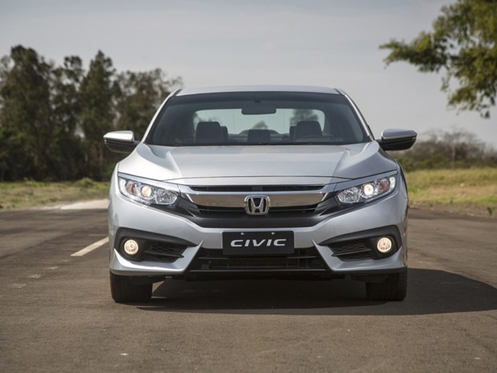 Enorme grade cromada do novo Civic parece ter sido retirada de um Acura (Foto: Fabio Aro/Auto News Brasil) — Foto: Auto Esporte