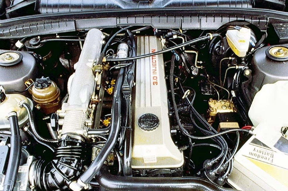 Motor 3.0 seis cilindros praticamente idêntico ao do Omega CD nacional — Foto: Auto News Brasil/Acervo MIAU
