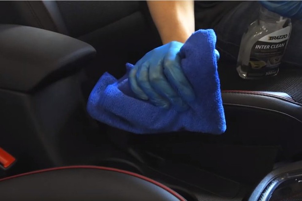 Locais onde motorista e passageiro tocam frequentemente devem ser limpos (Foto: Divulgação) — Foto: Auto Esporte