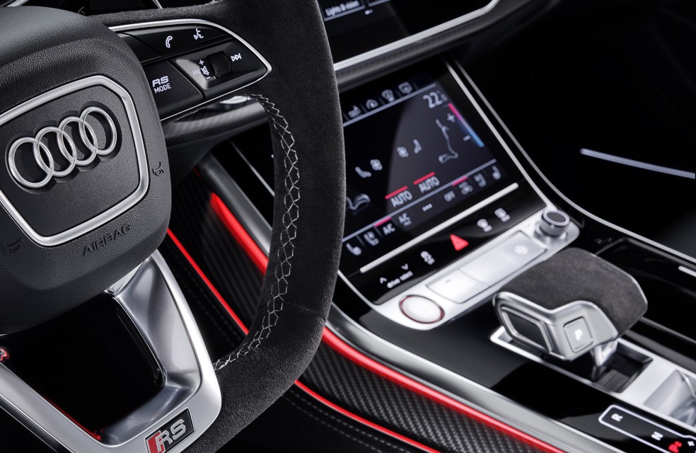 Audi RS Q8: há uma segunda tela somente para os comandos de ventilação abaixo da central — Foto: Divulgação