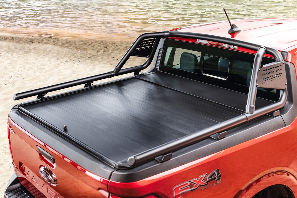 Capotas rígidas da Maverick Lariat FX4 permitem o transporte de grandes objetos — Foto: Divulgação/Ford