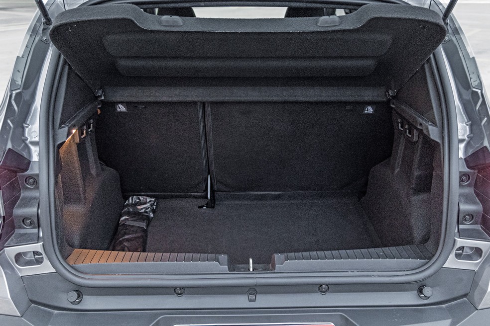 O porta-malas do Kardian é bom para a classe, mas perde para o do Duster — Foto: Renato Durães/Autoesporte