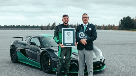 Carro elétrico mais rápido do mundo quebra recorde e atinge velocidade inacreditável... de ré