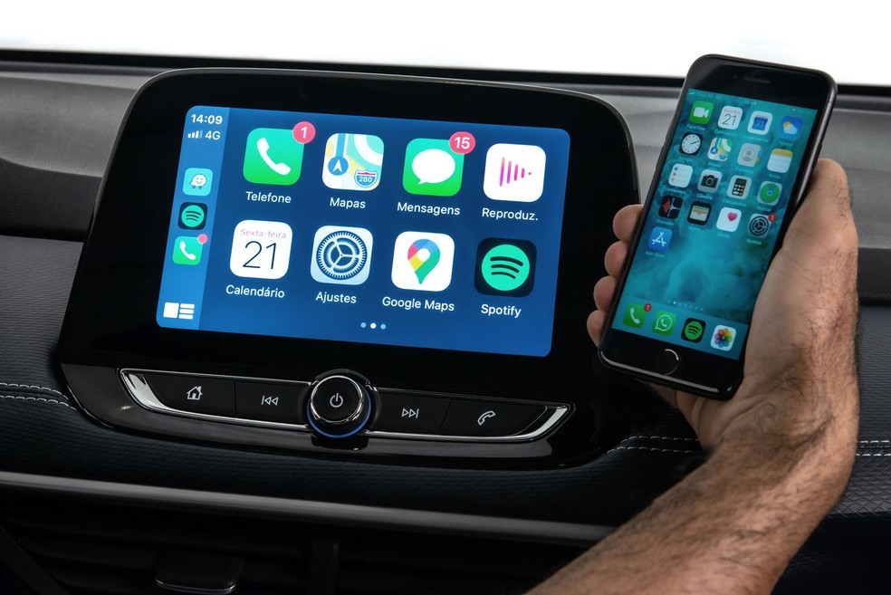 Central multimídia com tela de 8" agora se conecta com Apple CarPlay e Android Auto sem precisar usar cabos — Foto: Divulgação