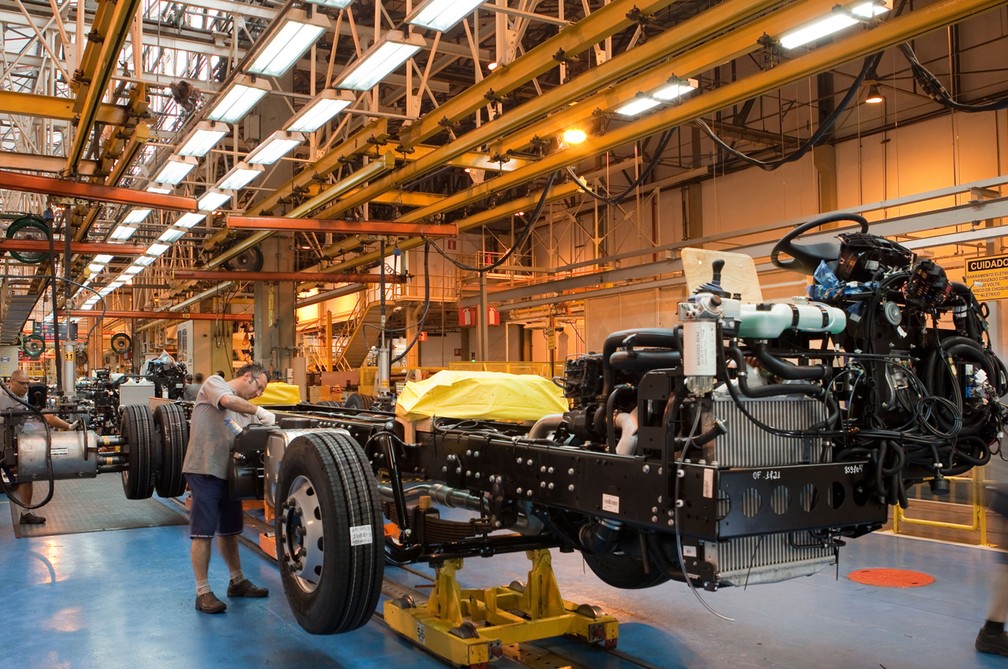 Mercedes-Benz vai produzir caminhões em turno único no ABC por até três  meses