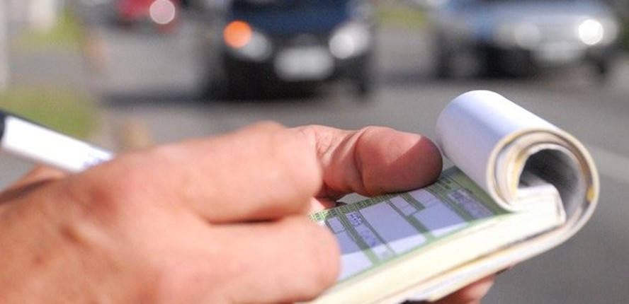 Dirigir de salto ou com fones de ouvido pode gerar multas (Foto: Detran)