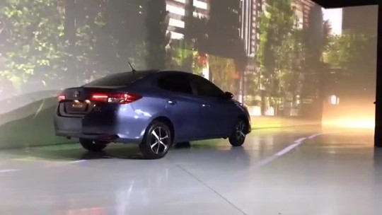 Toyota Yaris é lançado no Brasil em versões hatch e sedã; veja os preços
