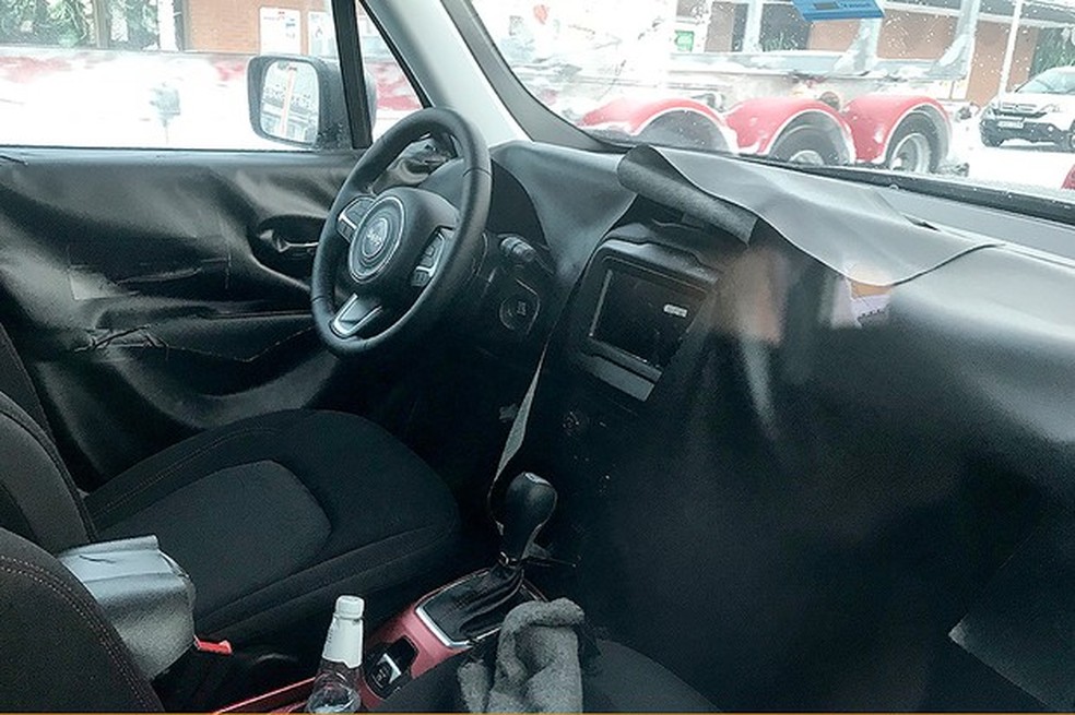 Jeep Renegade reestilizado flagrado em testes nos EUA (Foto: Automedia) — Foto: Auto Esporte
