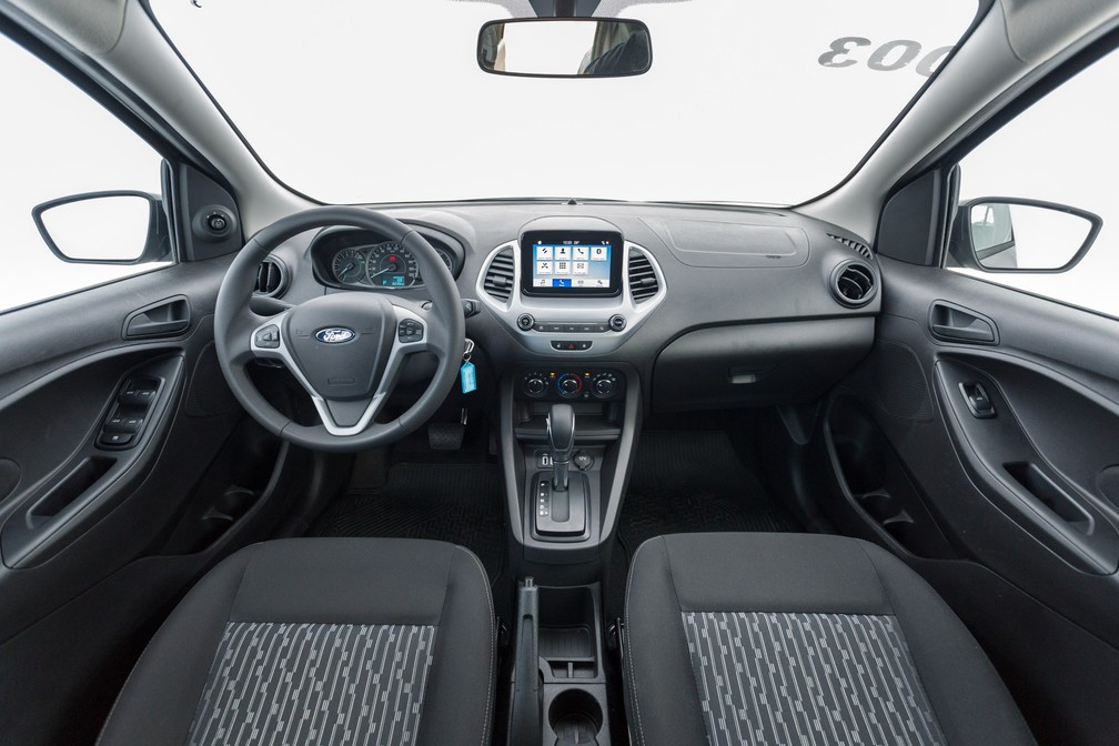 Interior do Ford Ka 2019 com tela multimídia e câmbio automático — Foto: Marcelo Brandt/G1