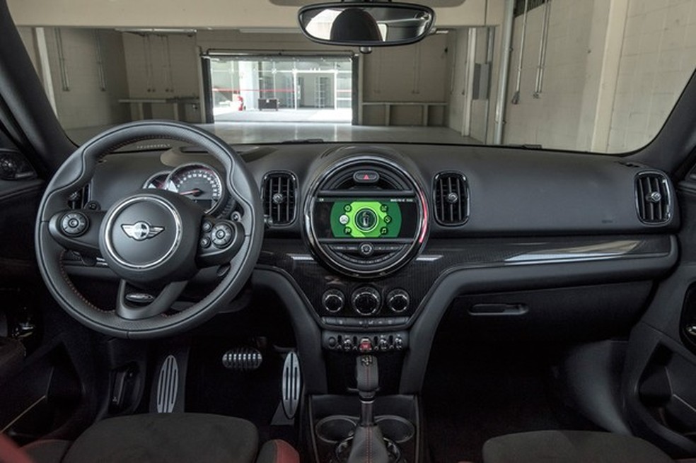 Painel tem detalhes em vermelho e seções macias ao toque (Foto: Divulgação) — Foto: Auto Esporte