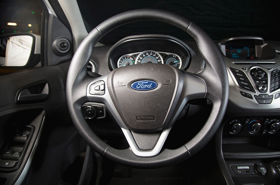 Novo Ford Ka 2015 (<a href="http://revistaautoesporte.autonewsbrasil.webbfinanceiro.com/Analises/noticia/2014/07/novo-ford-ka-globalizado-para-atacar.html"> saiba mais</a>)