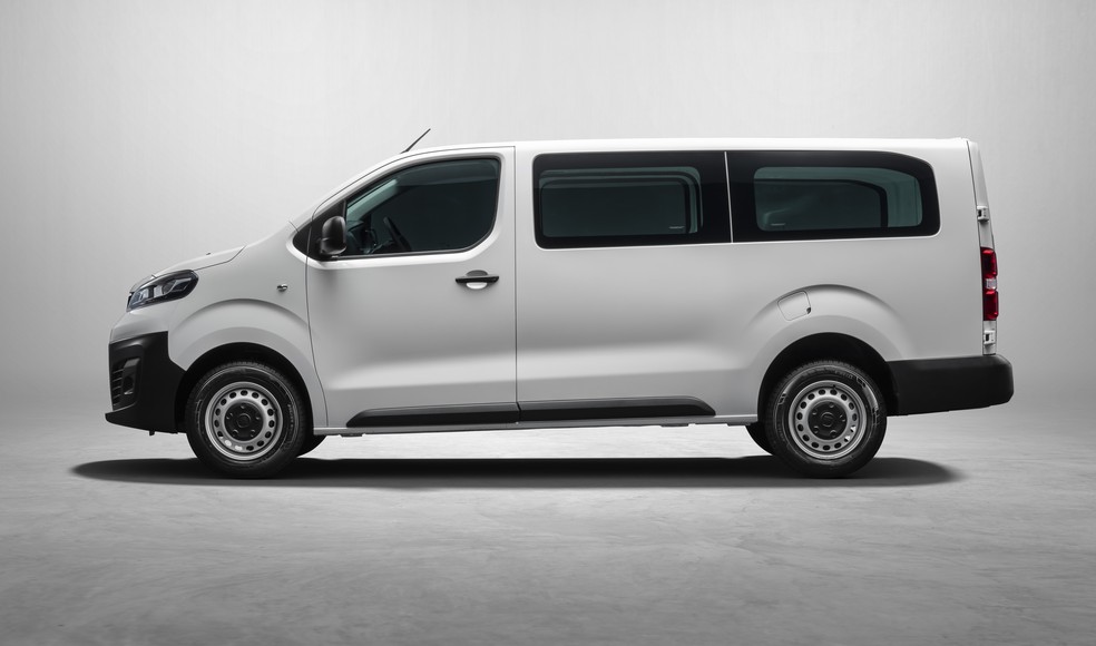 Fiat Scudo na versão Multi, que é um furgão vidrado — Foto: Divulgação
