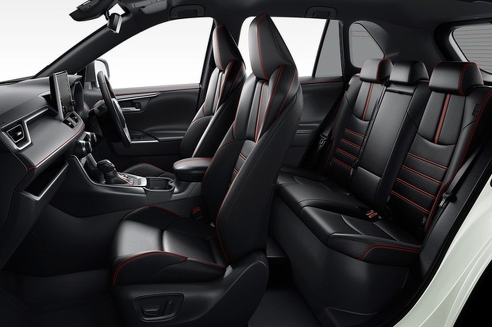 Interior  tem costuras na cor vermelha (Foto: Divulgação) — Foto: Auto Esporte