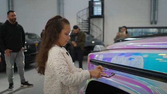 Menina de 10 anos estrela do Tik Tok transforma seu jipe Mercedes em "unicórnio"