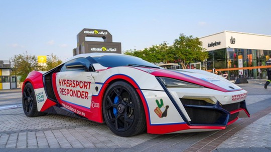 Lykan HyperSport vira ambulância que chega a 400 km/h em feira realizada em Dubai