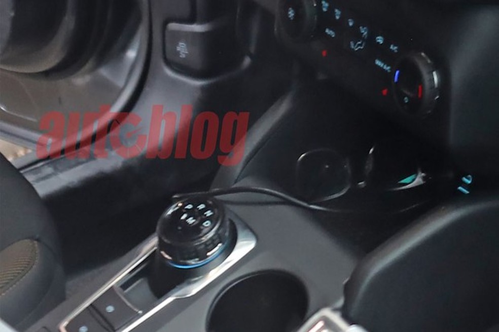 O console possui dois suportes, um deles com entrada USB para celular (Foto: Autoblog) — Foto: Auto Esporte