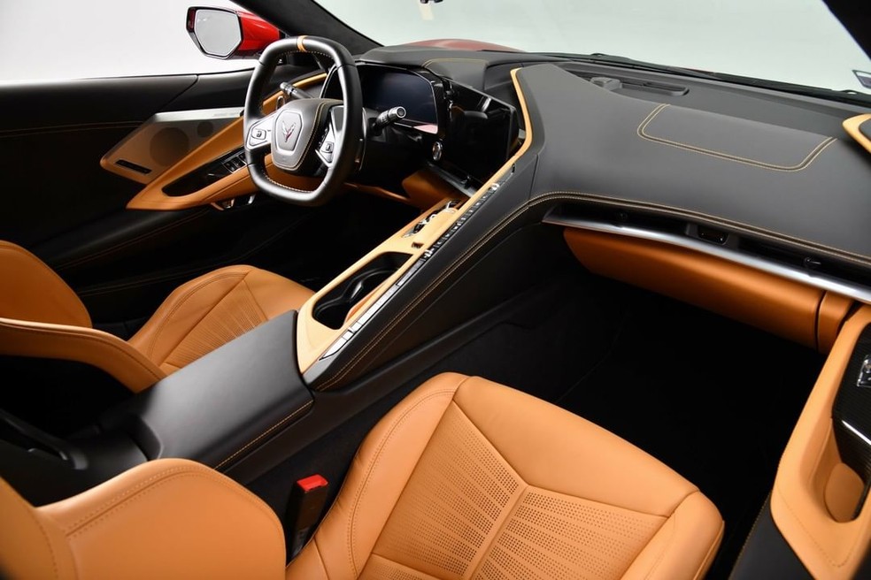 Interior do Corvette C8 é revestido de couro — Foto: Reprodução/Instagram