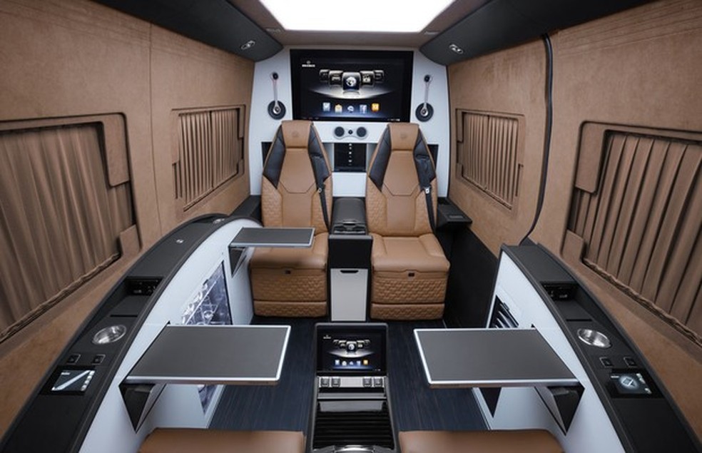 TV 42 polegadas e acabamento interno em couro (Foto: Divulgação) — Foto: Auto Esporte