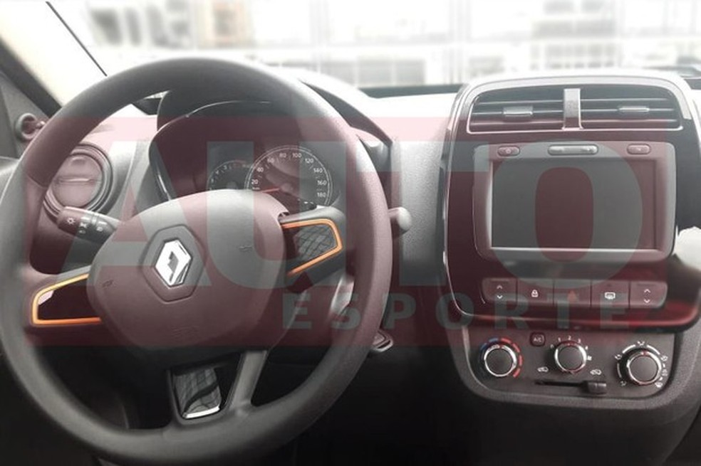 Interior do Kwid Outsider aposta em detalhes laranjas por toda a parte (Foto: Auto News Brasil) — Foto: Auto Esporte