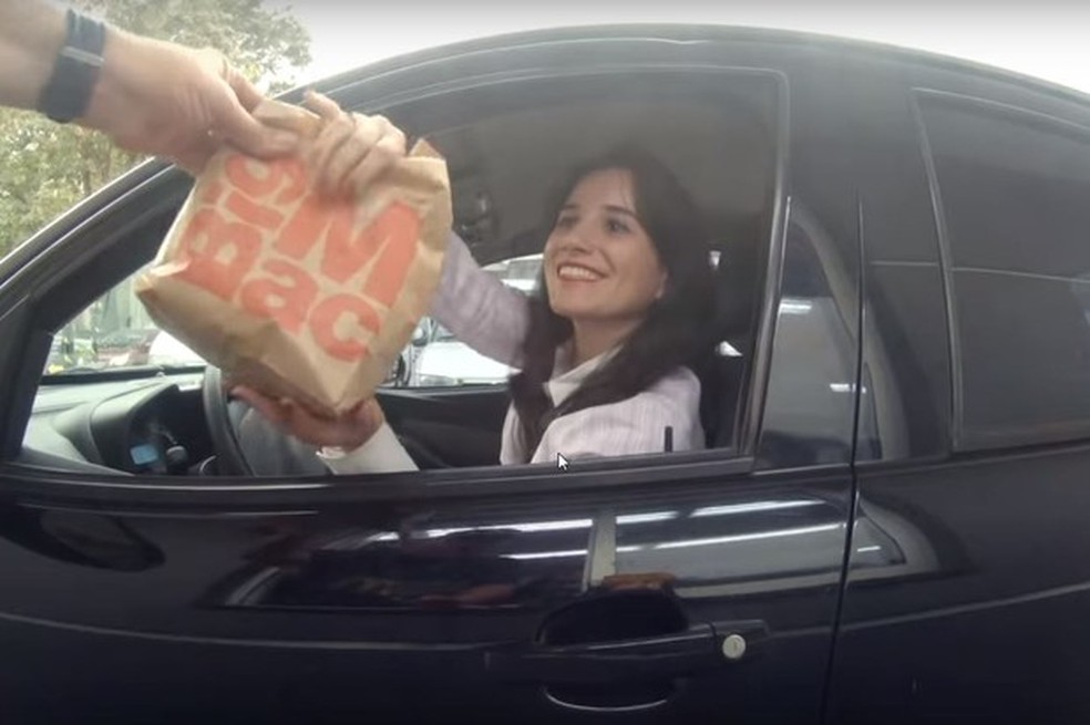 Ao invés de lanche, seringa: vacinação no drive-thru já é conhecida dos profissionais da saúde (Foto: Reprodução/Youtube) — Foto: Auto Esporte