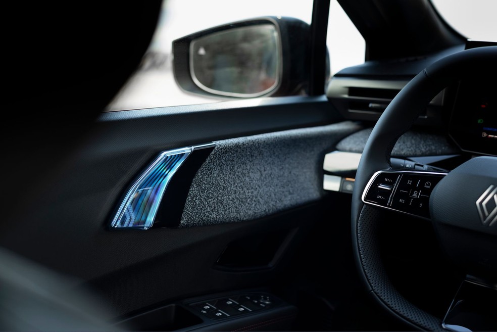 Renault Clio híbrido traz bastante plástico rígido na cabine, mas com uma mistura de texturas interessante  — Foto: Divulgação