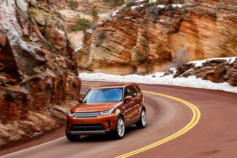 A tração 4X4 ajuda a manter o grandalhão Discovery no prumo (Foto: Divulgação) — Foto: Auto Esporte