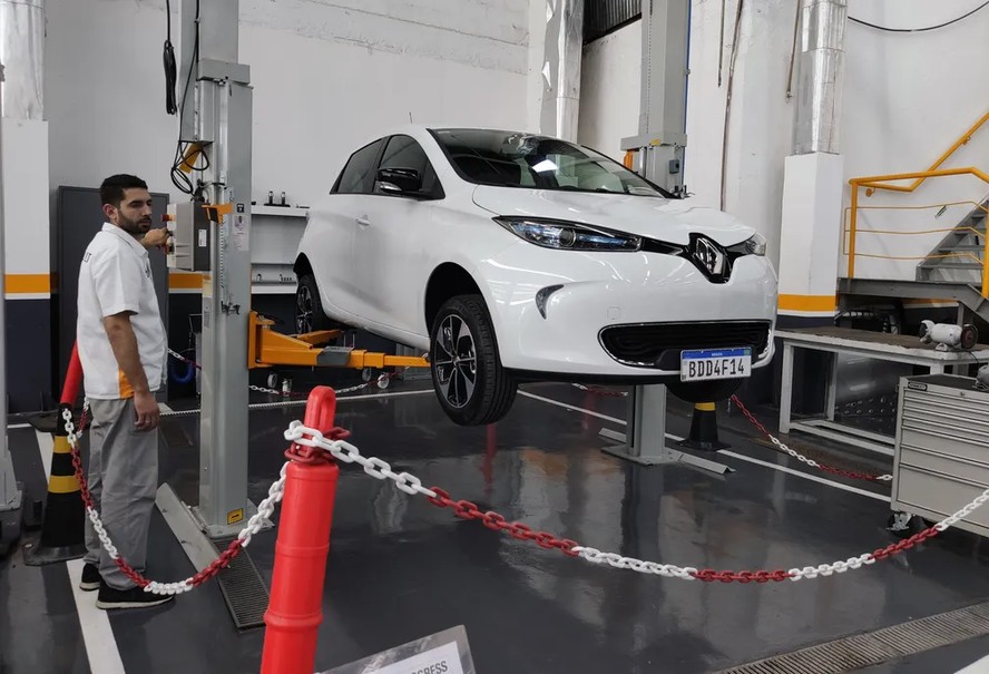 Manutenção de carro elétrico envolve checar saúde da bateria e trocar fluídos do motor e caixa de câmbio