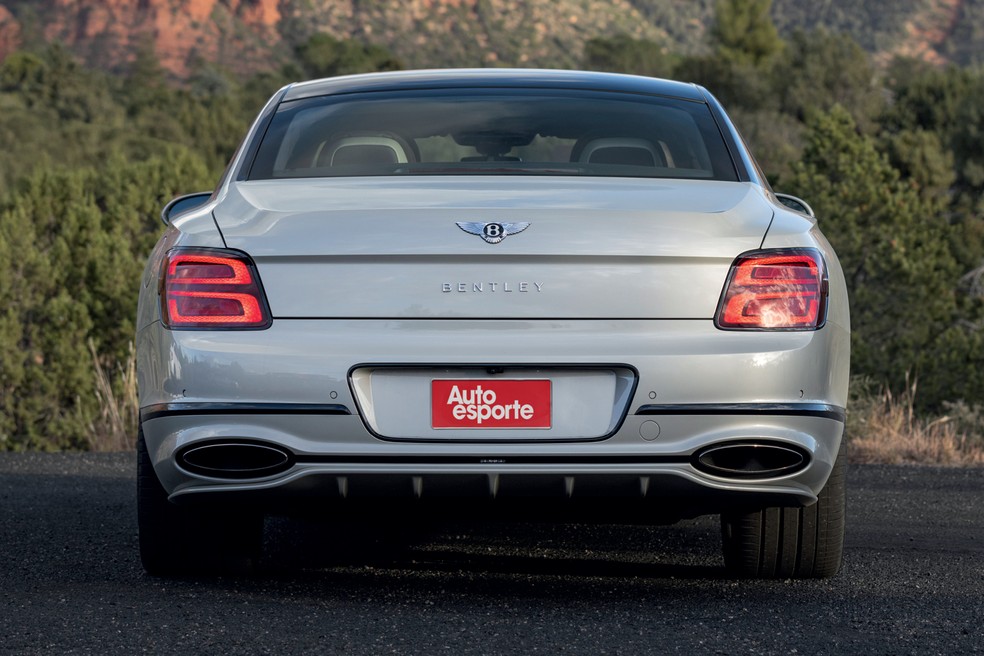Bentley Flying Spur Speed PHEV tem motor V8 — Foto: Divulgação