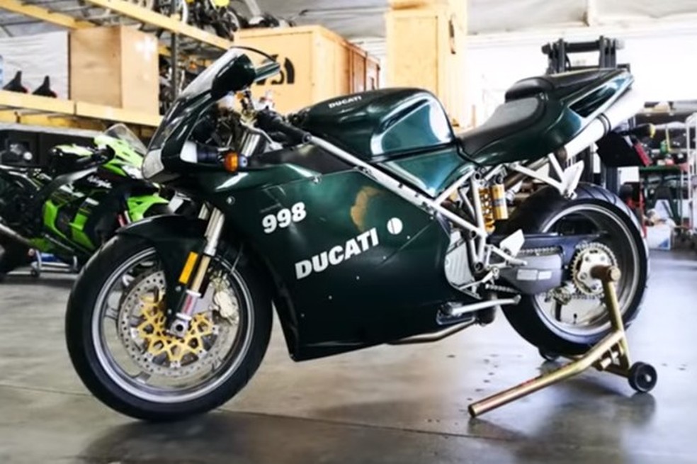 Ducati 996 que serviu de inspiração para a 998 foi usada por Carrie Anne Moss em "Matrix Reloaded" (Foto: Reprodução/YouTube) — Foto: Auto Esporte