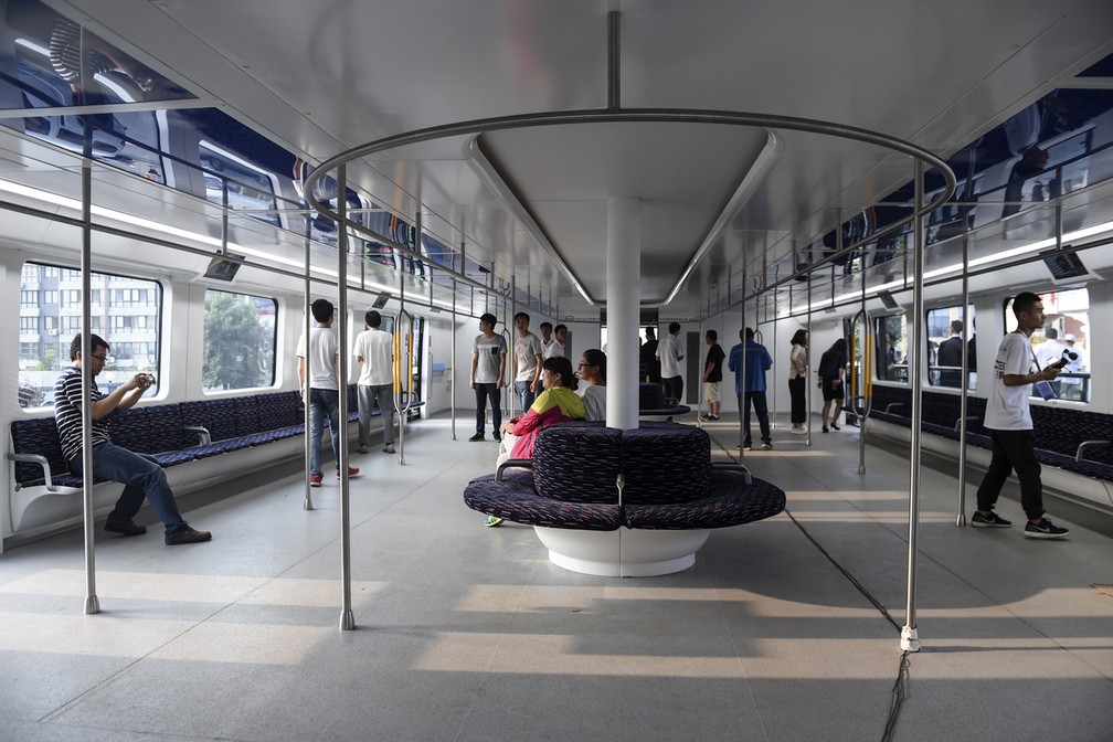 Ônibus chinês que passa por cima dos carros poderia levar até 300 pessoas — Foto: Luo Xiaoguang/Xinhua via AP